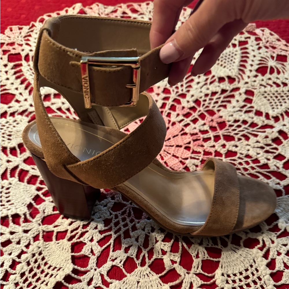 Vionic Sofia Women’s Suede Strappy Heel/Sandals